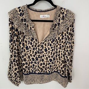 Vineyard Vines Cheetah Borderline Blouse Size Medium Ruffle Animal Print.  3